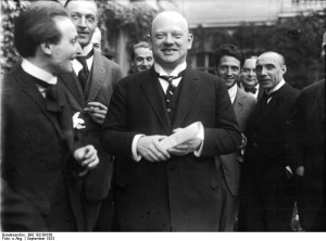 Gustav Stresemann mit Journalisten