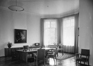 Adenauers Arbeitszimmer 1950 Bundesarchiv_B_145_Bild-057830,_Bonn,_Palais_Schaumburg