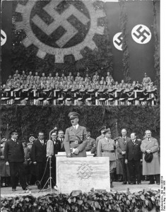 Grundsteinlegung der KdF-Wagen-Fabrik bei Fallersleben durch Adolf Hitler. Der "Führer" vollzieht die drei Hammerschläge. 26.5.1938