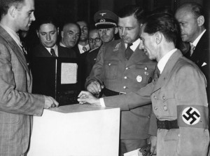 Reichsminister Goebbels auf der Funkausstellung Dr. Goebbels besichtigt den neuen Volksempfänger für RM 65,- , neben ihm rechts Präsident der Reichsrundfunkkammer Dr. Kriegler 5.8.38
