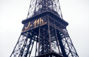 Countdown_1999_noch_11_Stunden_bis_zum_Jahr_2000_am_Eiffelturm_in_Paris_Foto_1999_Wolfgang_Pehlemann_Wiesbaden