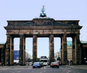 Durchgangsverkehr_durch_das_Brandenburger_Tor 90er