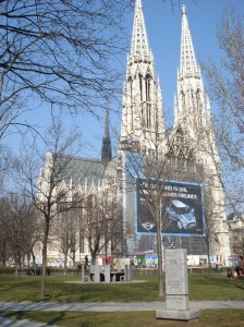 Votivkirche und Freuddenkmal red. x
