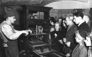 Illus-dpd Von der Düsseldorfer Presseausstellung: Ein "Schweizer Degen" an der Gutenbergpresse. Großes Interesse fand bei den Besuchern der Presseausstellung in Düsseldorf die historische Abteilung. Unser Bild zeigt einen Drucker in historische Berufstracht an der Gutenbergpresse. 950-47