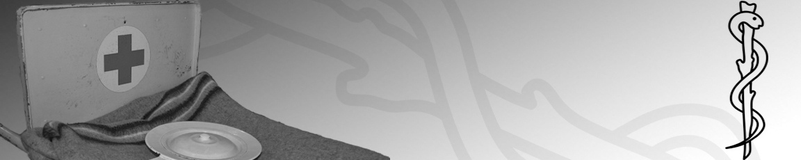  Teaser aus: Krankenbett des Deutschen Roten Kreuzes mit Bettpfanne (um 1900?). Fotografiert von Sigismund von Dobschütz (Seeteufel) am 17. Februar 2013. Quelle: Wikimedia Commons / Creative Commons Attribution-Share Alike 3.0 Unported license. https://creativecommons.org/licenses/by-sa/3.0/legalcode.en Und: Äskulap- bzw. Asklepiosstab. Autor:  Luigi Chiesa (2010). Quelle: Wikimedia Commons. Gemeinfrei / Public Domain. Montiert und (farblich) bearbeitet von Anika Liebert.